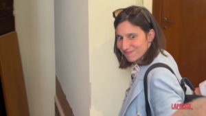 Elly Schlein, la segretaria Pd nella “porta segreta di Berlusconi” a Palazzo Grazioli