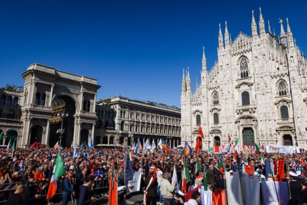 Corteo del 25 aprile per le vie del centro di Milano