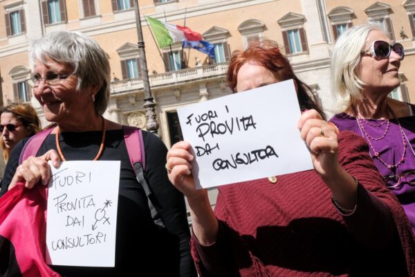 Roma - Protesta contro la presenza di esponenti delle organizzazioni pro-vita nei consultori famigliari