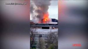Copenhagen, in fiamme la Vecchia Borsa: i video sui social