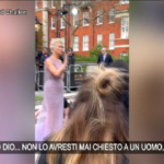 Fotografo le chiede di mostrare le gambe, la risposta di Hannah Waddingham è da applausi