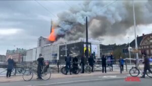 Danimarca, a fuoco la Vecchia Borsa di Copenaghen: le immagini