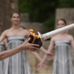 Parigi 2024, accesa in Grecia la fiamma di Olimpia