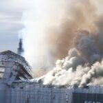 Danimarca, incendio nell’edificio della Vecchia Borsa di Copenaghen