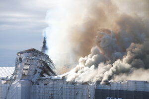 Danimarca, incendio nell’edificio della Vecchia Borsa di Copenaghen