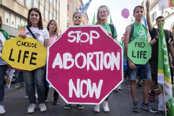Aborto, blitz del centrodestra: associazioni ‘pro vita’ in consultori