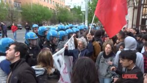 Sapienza, il video degli scontri tra studenti e polizia