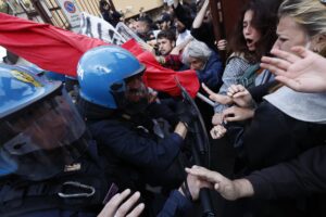 Gaza, tensione al corteo alla Sapienza: alcuni poliziotti feriti. Due arresti