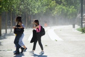 Milano, pannello si stacca per vento e colpisce 29enne a Cinisello: è grave