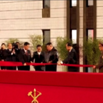 Corea del Nord, folla e fuochi d’artificio: Kim Jong Un inaugura nuovo quartiere