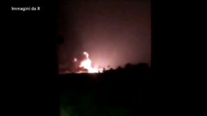 Ucraina, esplosioni e fiamme in aeroporto militare russo in Crimea