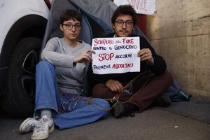 La Sapienza, studenti incatenati e in sciopero della fame