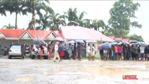 Isole Salomone al voto, in centinaia in coda all’aperto sotto la pioggia e nel fango