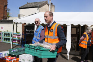 Principe William durante una visita a un'organizzazione per la ridistribuzione del cibo in eccedenza