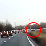 Gb, ubriaco va a 160 km/h in autostrada con un bambino a bordo: il video della polizia