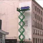 Chicago, su un edificio il murale con codice QR di Taylor Swift