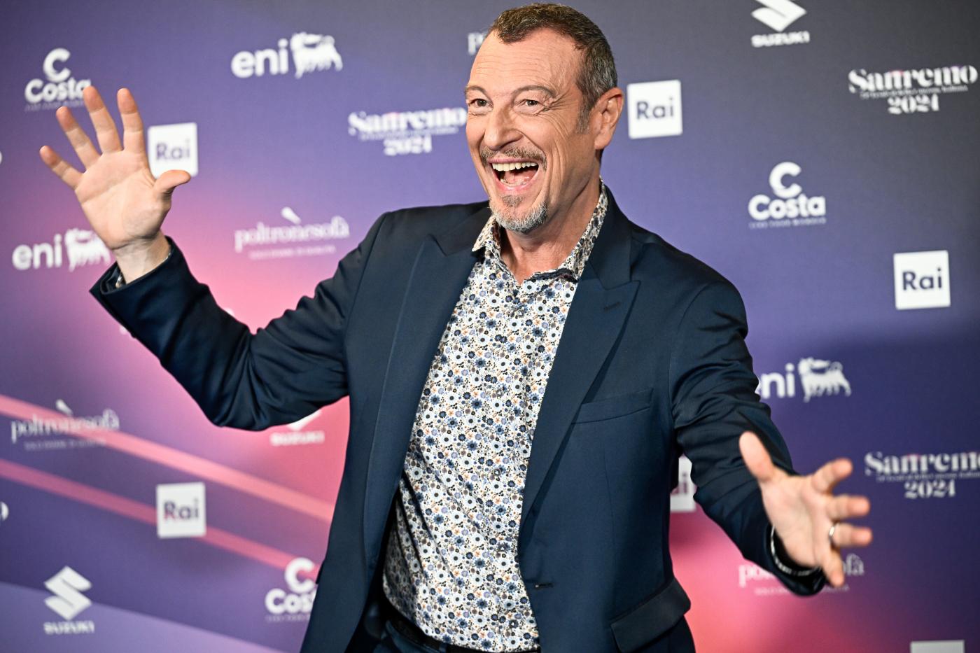 Tv, Amadeus firma contratto con Discovery: da autunno su Nove