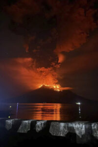 Indonesia, allerta massima per l’eruzione del vulcano Ruang
