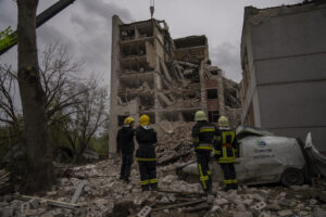 Ucraina, raid russo su Chernihiv: strage di civili. Nuovo attacco a centrale Zaporizhzhia