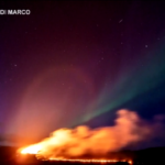 Islanda, vulcano erutta mentre in cielo c’è l’aurora boreale: lo straordinario timelapse