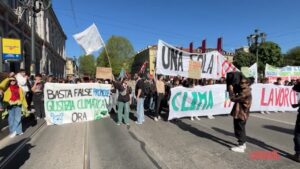 Sciopero del clima, studenti e attivisti in corteo a Torino