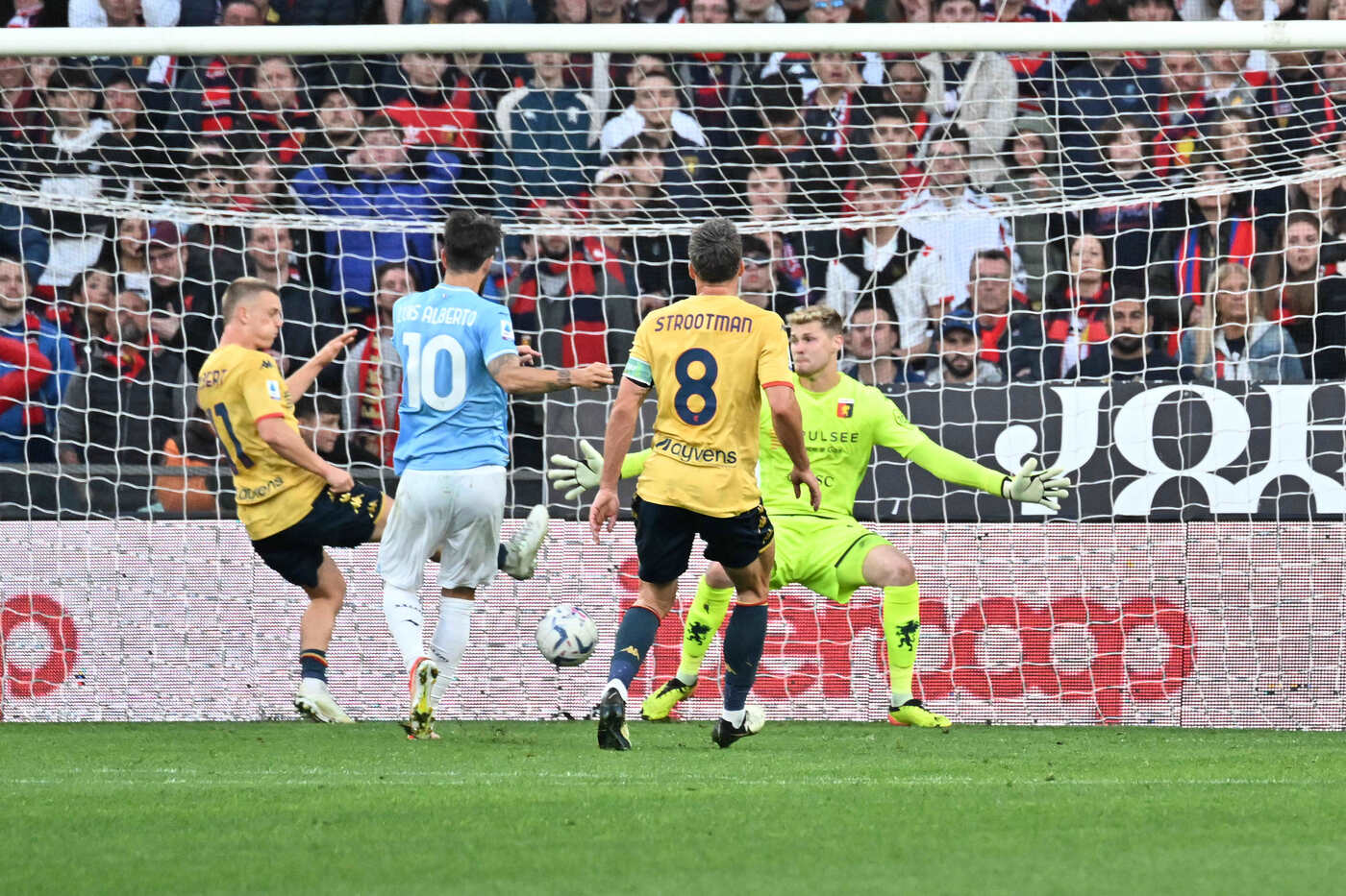 Genoa-Lazio 0-1, decide un gol di Luis Alberto Genoa-Lazio 0-1, decide un gol di Luis Alberto