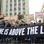Usa, si dà fuoco fuori da tribunale del processo a Trump