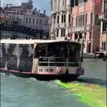 Venezia, attivisti clima colorano di verde e rosso il Canal Grande
