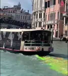 Venezia, attivisti clima colorano di verde e rosso il Canal Grande