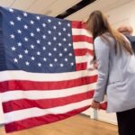 G7 Capri, lo staff di Blinken stira la bandiera americana
