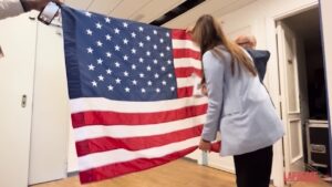 G7 Capri, lo staff di Blinken stira la bandiera americana