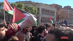 Roma, studenti pro Palestina si uniscono a corteo Fridays for Future