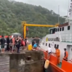 Vulcano in eruzione, indonesiani dei villaggi vicini lasciano le loro case