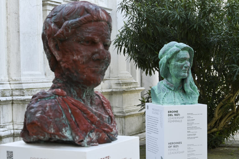 Venezia, le ‘Teste Elleniche’ dello scultore George Petrides: le foto