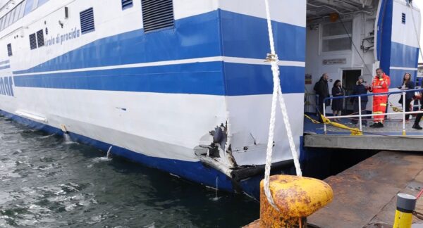Napoli, nave contro banchina: oltre 40 feriti e una donna in gravi condizioni