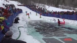 Usa, sciatori si lanciano nell’acqua ghiacciata: le divertenti immagini