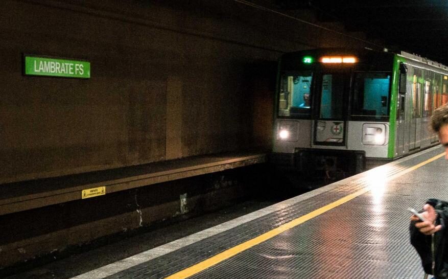 Milano, spinge sconosciuta su binari: arrestato per tentato omicidio