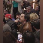 Milano, Diodato si esibisce a sorpresa vicino alle installazioni della Triennale