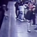 Milano, spinge ragazza sui binari della metro: il video