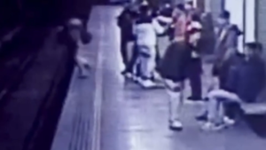 Milano, spinge ragazza sui binari della metro: il video