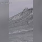 Surf, Sebastian Steudtner cavalca l’onda più grande di sempre: le immagini