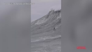 Surf, Sebastian Steudtner cavalca l’onda più grande di sempre: le immagini