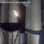 Parigi 2024, il braciere con la torcia olimpica acceso in cima all’Acropoli