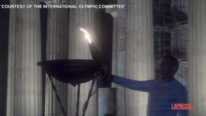 Parigi 2024, il braciere con la torcia olimpica acceso in cima all’Acropoli
