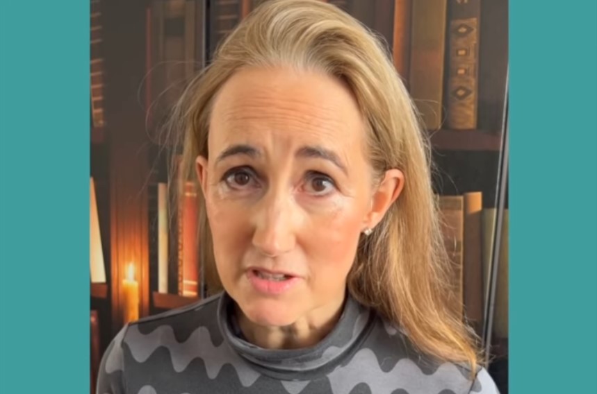 Sophie Kinsella, la scrittrice in un video sui social dopo l’annuncio del cancro al cervello