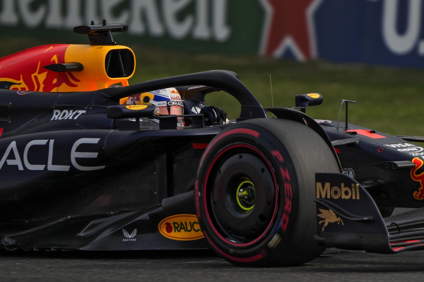 Gp Cina, Verstappen trionfa davanti a Norris e Perez. Quarto Leclerc