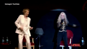 Letizia Moratti canta e balla con Ivana Spagna