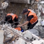 Gaza, raid israeliani su Rafah: uccisi 14 bambini. Ruspe scavano tra le macerie