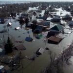 Inondazioni in Siberia, abitanti cercano di rinforzare gli argini dei fiumi