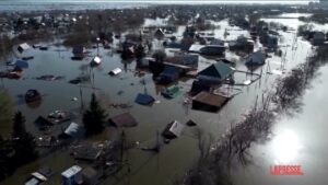 Inondazioni in Siberia, abitanti cercano di rinforzare gli argini dei fiumi